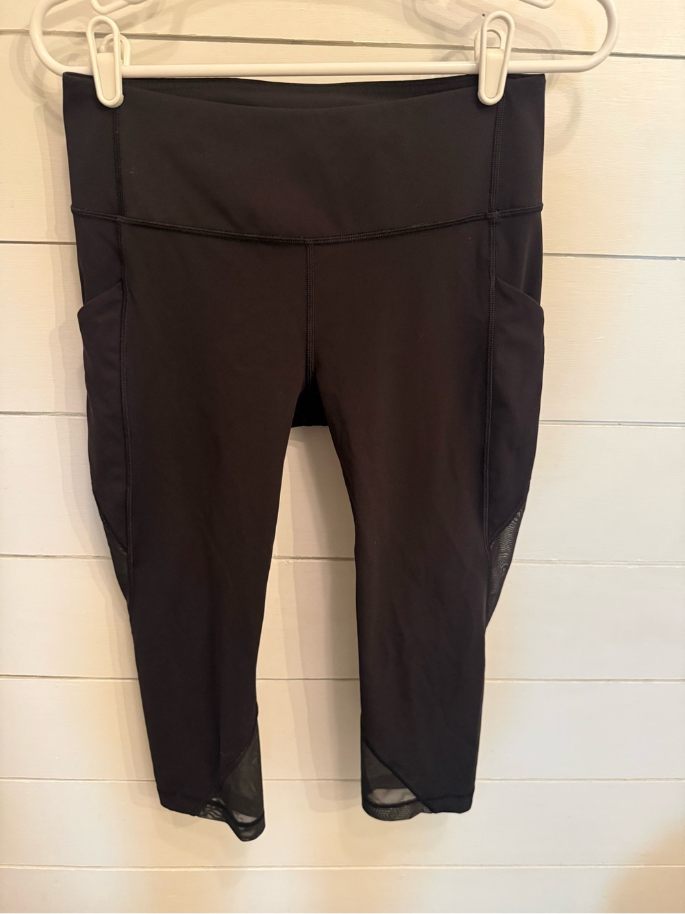 Lululemon Black Crop Athletic Leggings with Side Pockets